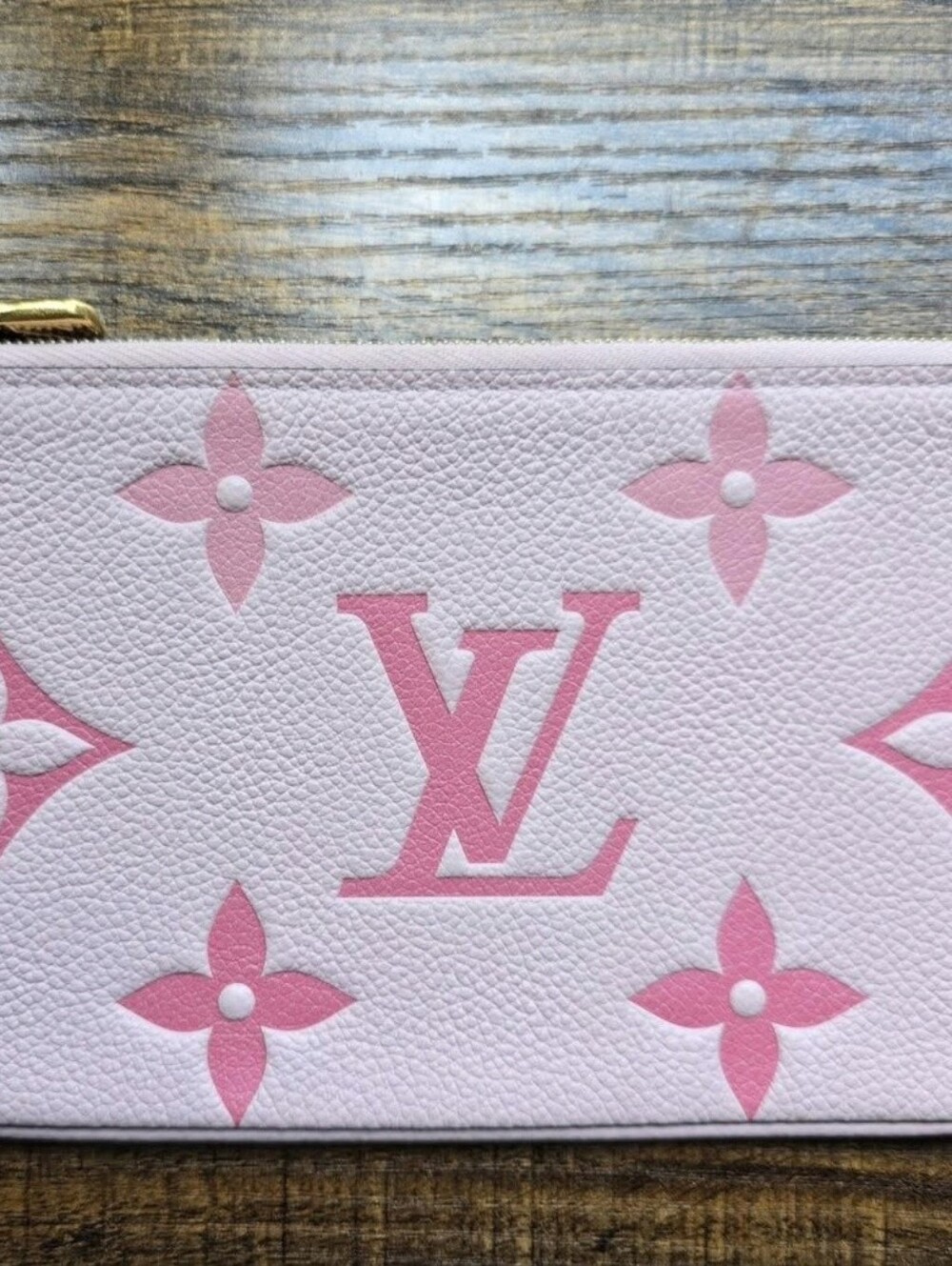 Louis Vuitton Empreinte Giant Monogram Limited Edition "By The Pool" Trio Pouch - Picture 6 of 9